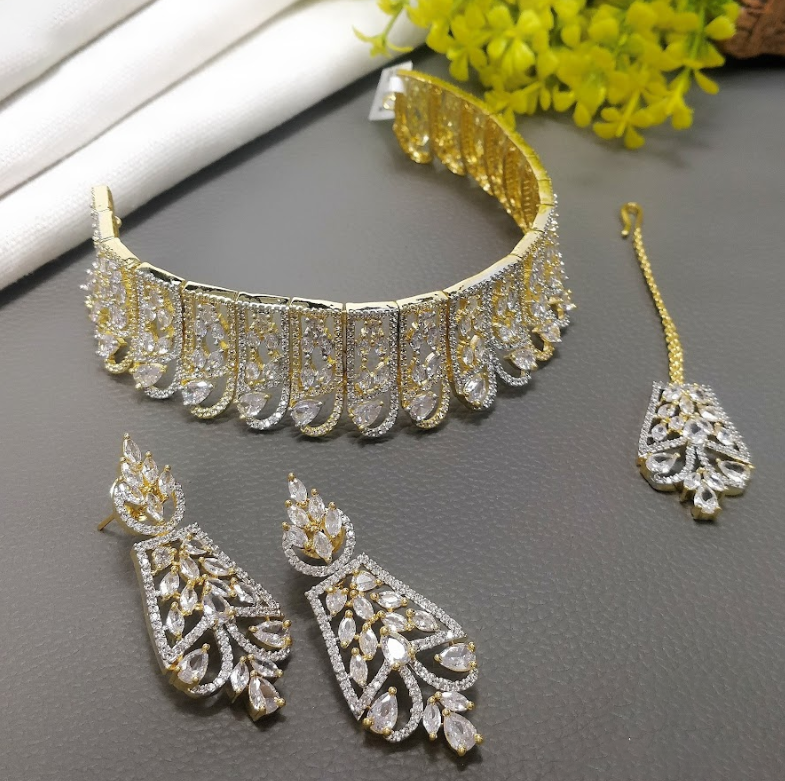 Sparkling Peacock Motif Necklace Set